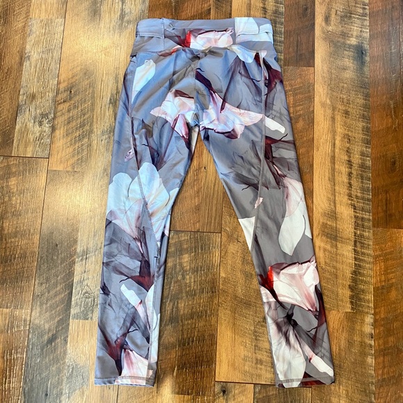 FABLETICS Gia Mirage Print Capri Leggings - Picture 7 of 11